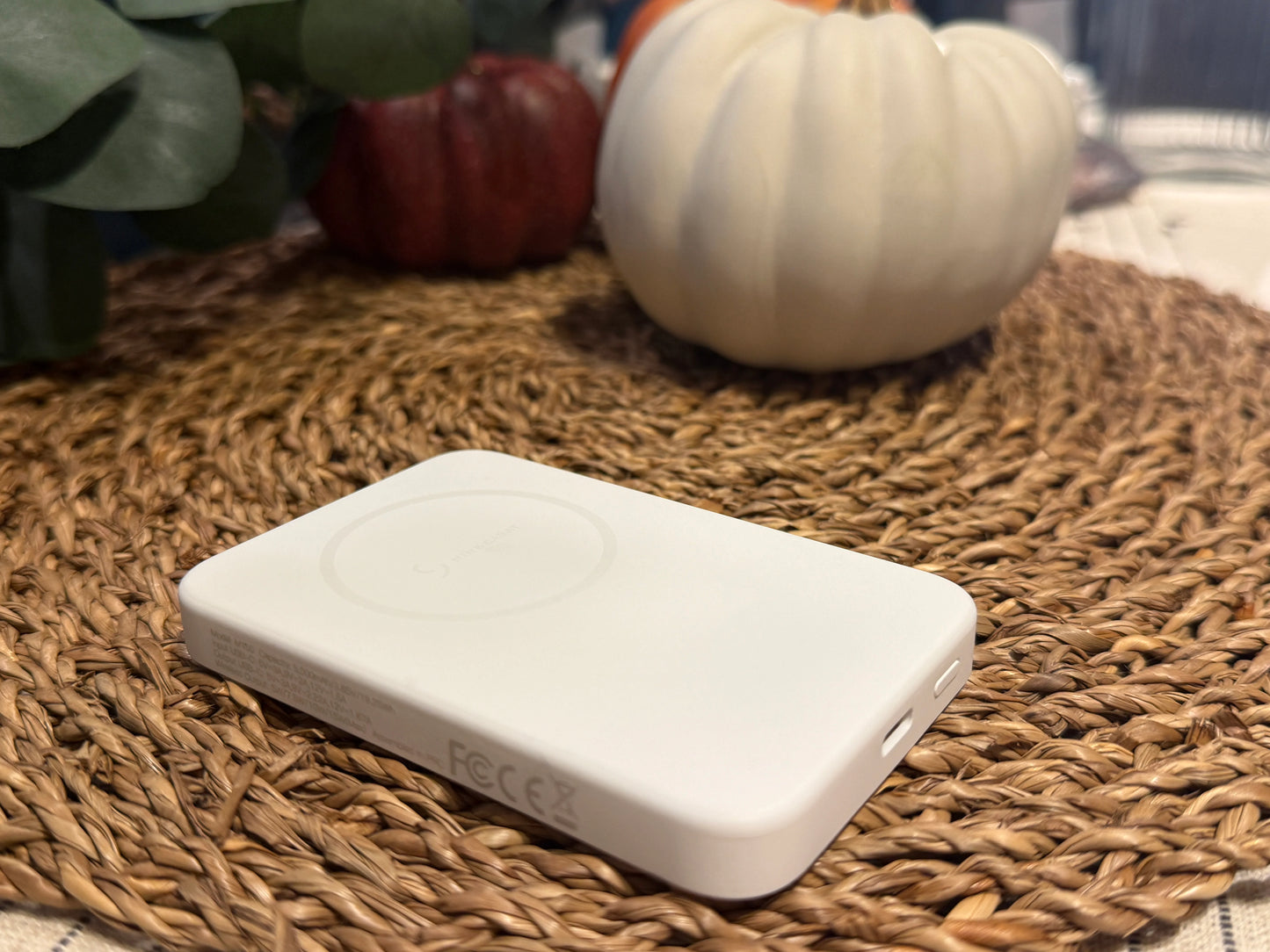 NineCarat Magnetic  Power Bank (5K, Double-Sided, included Wallet, White ( 1107593) (MSRP $69.99)